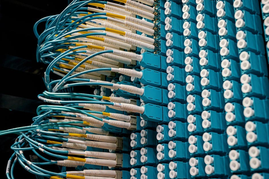 Cable MPO-12 de breakout de fibra óptica para módulo QSFP28 100G que se divide en cuatro conectores LC dúplex de SFP28 25G, mostrando la técnica de breakout utilizada para conectar servidores con NICs 25G directamente desde puertos 100G de switches spine en datacenters modernos